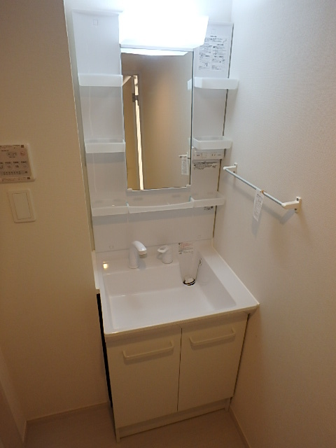 洗面設備　忙しい朝も安心の独立洗面台です。