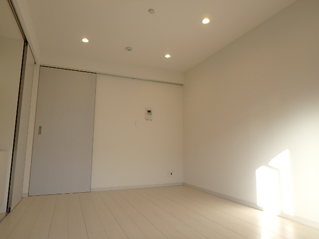 居室・リビング　ダウンライトがおしゃれなお部屋です。