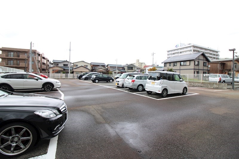 駐車場　敷地内駐車場、敷地が広く停めやすいです。