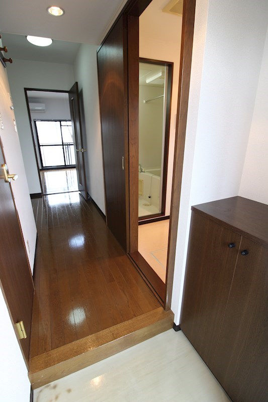 玄関　シューズボックスに靴を収納出来て玄関スッキリ