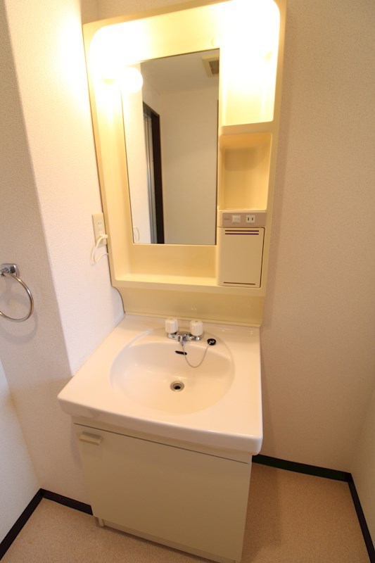 洗面設備　脱衣所に小窓付きで換気も出来ます