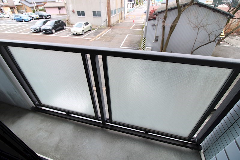 バルコニー　お洗濯物を干すのに十分な広さ