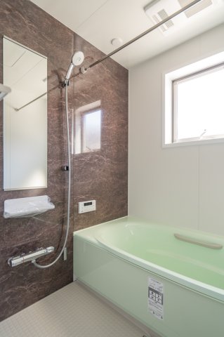 バス・シャワールーム　雨の日でも安心の浴室乾燥機付きです♪