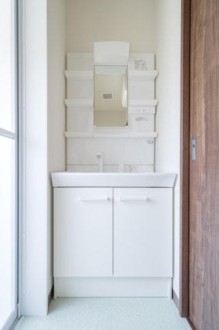 洗面設備　身支度に欠かせない独立洗面台♪