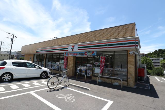 コンビニ　セブンイレブン（コンビニ）まで300m