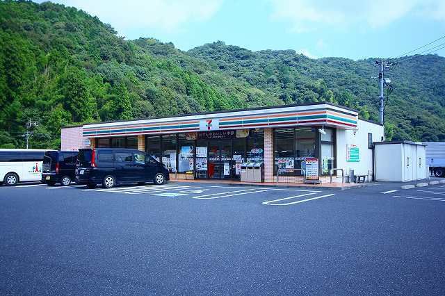 コンビニ　セブンイレブン（コンビニ）まで550m