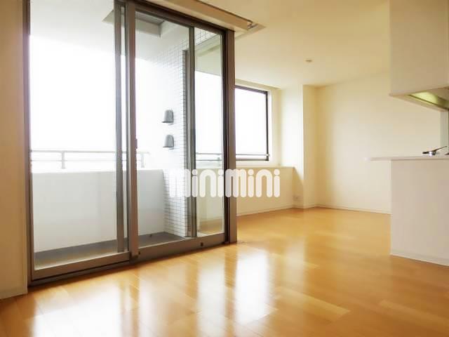 居室・リビング　窓が多いのでとっても明るいです。