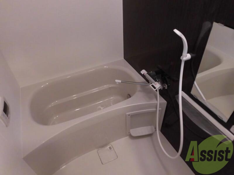 バス・シャワールーム　清潔感のある白いお風呂、鏡が便利です。