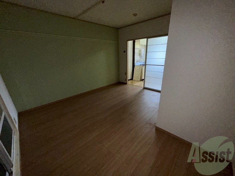 その他部屋・スペース　リビングの別角度です。デスクやベッドはここでも良いですね。