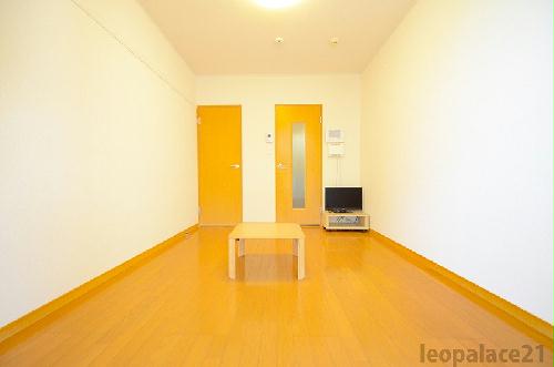 居室・リビング　1Fはフローリング、2F以上は絨毯になります。