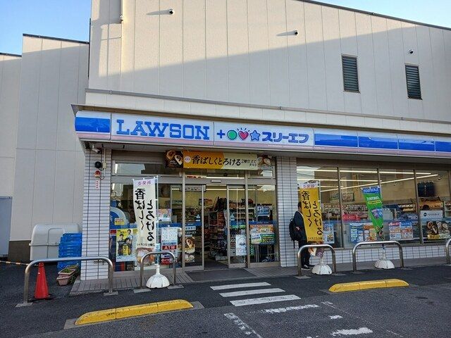 コンビニ　ローソン逆井駅前店（コンビニ）まで698m