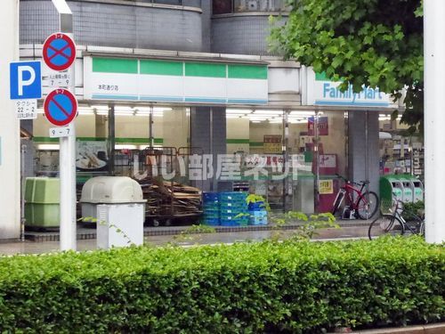 コンビニ　ファミリーマート 本町通り店（コンビニ）まで134m