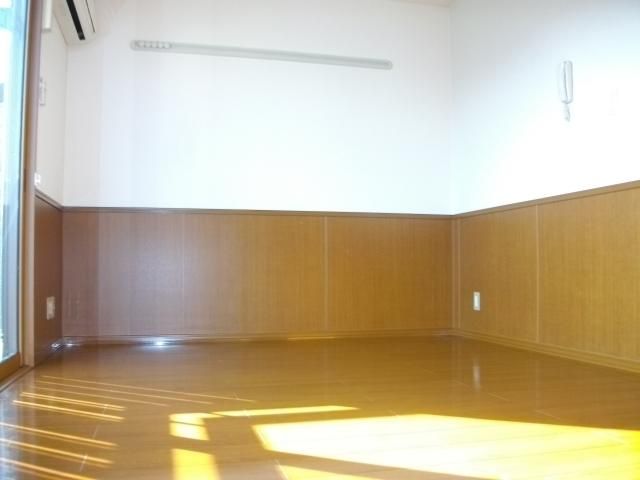 居室・リビング　明るい洋室