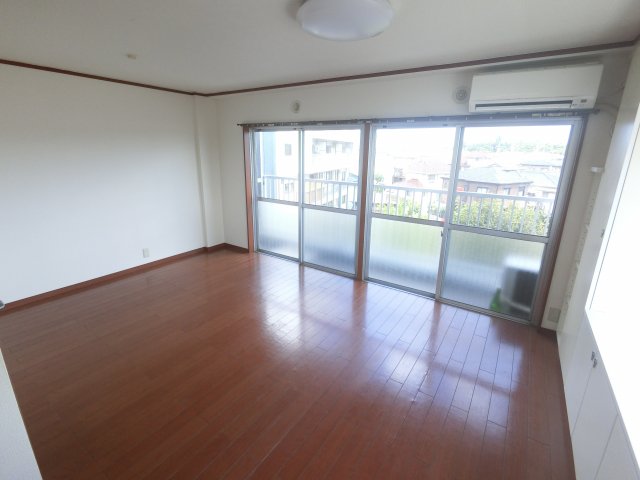 居室・リビング　※角部屋のお写真となります。