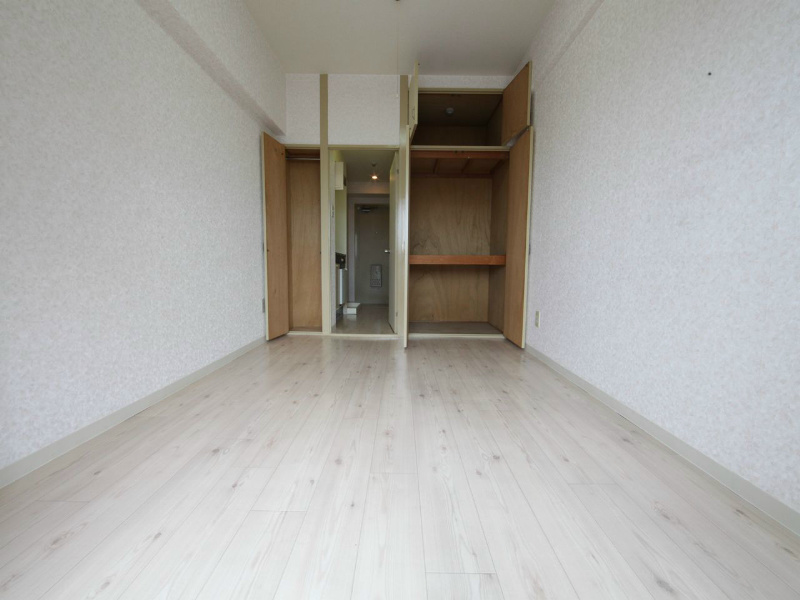 その他部屋・スペース　洋室6帖　物入れ2ケ所付いてます　収納充実してます