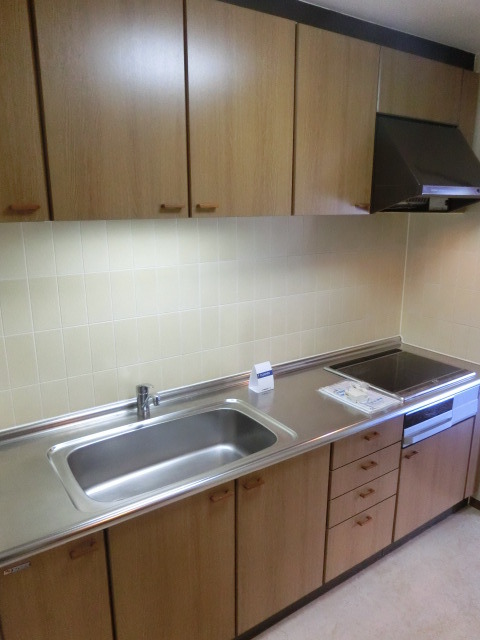 キッチン　ＩＨ３口グリル付きのシステムキッチンです。