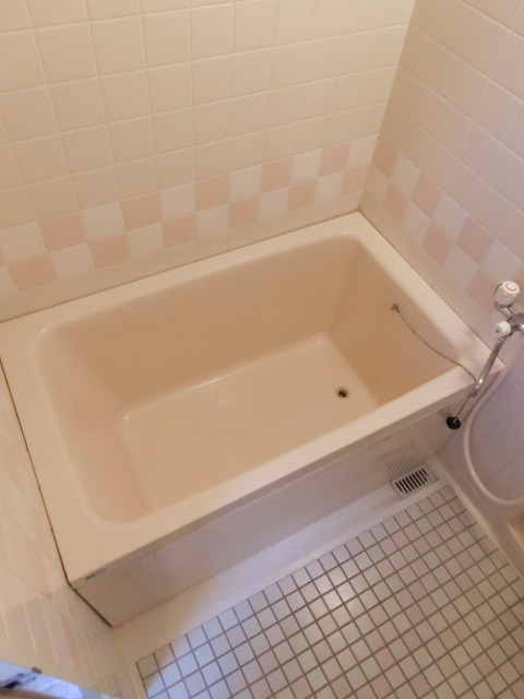 バス・シャワールーム　清潔感のあるバスルームで１日の疲れを癒しましょう。