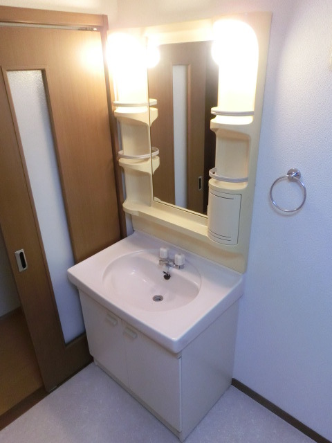 洗面設備　収納も付いた独立洗面台で忙しい朝も安心です。