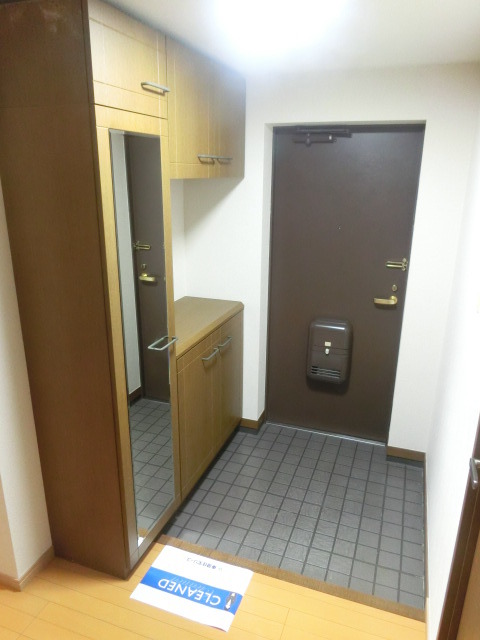 玄関　ファミリーでも安心の大きなシューズボックス付きです。