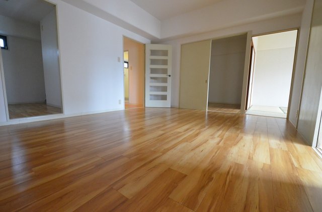 居室・リビング　床が明るい色合いで綺麗です♪