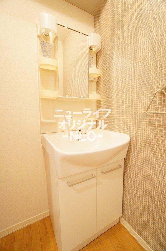 洗面設備　シャワー付き洗面台で朝の支度も楽にできます☆