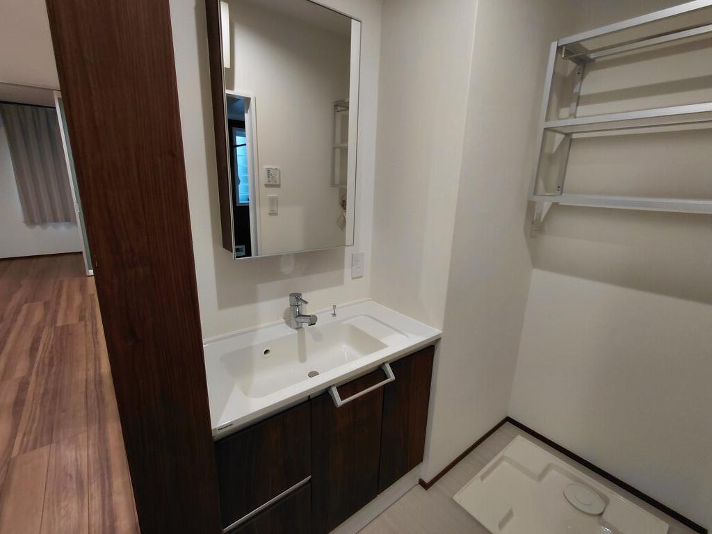 洗面設備　（参考）他室の写真を使用しています。現況優先となります。