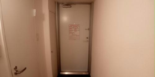 玄関　大きな窓で開放感溢れるお部屋です