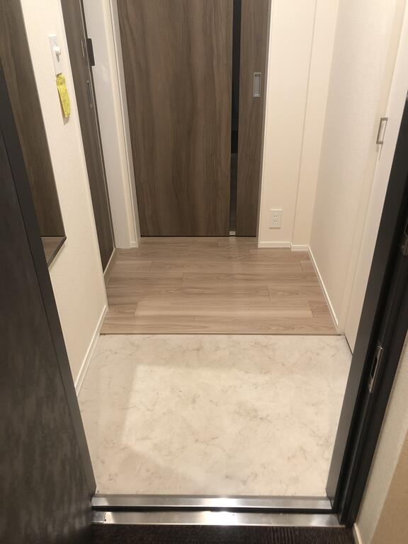 玄関　※別号室の参考写真となります