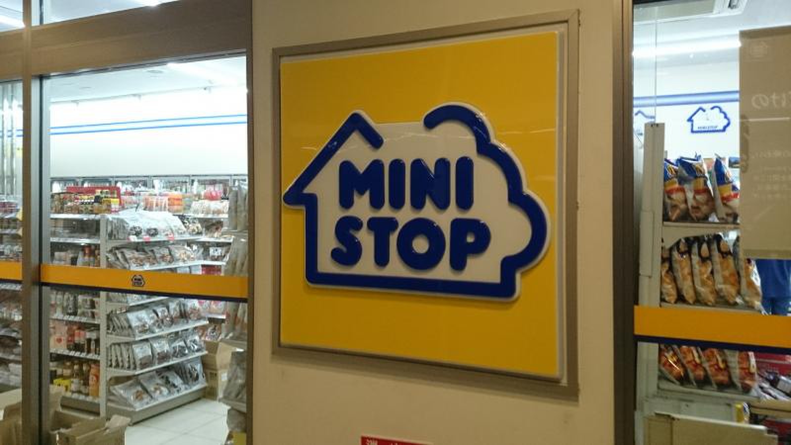 コンビニ　ミニストップ新宿左門町店（コンビニ）まで198m