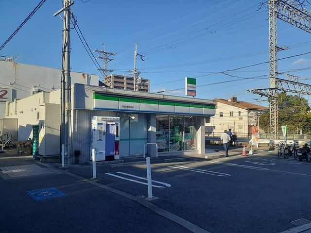 コンビニ　ファミリーマート金剛駅前店様（コンビニ）まで162m