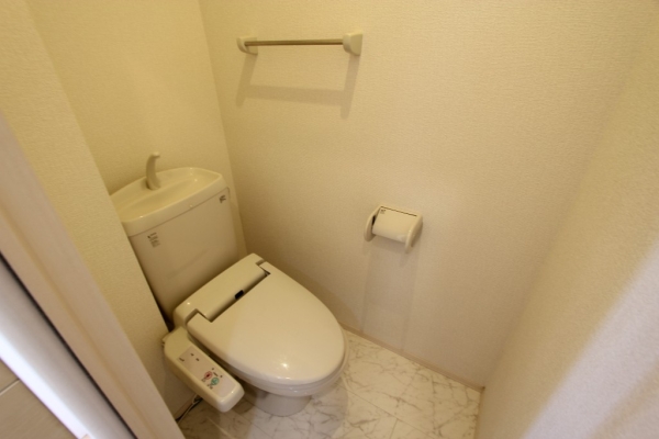 トイレ　温水シャワー付きトイレです