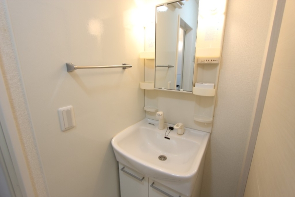 洗面設備　独立洗面台で朝の準備も快適です♪