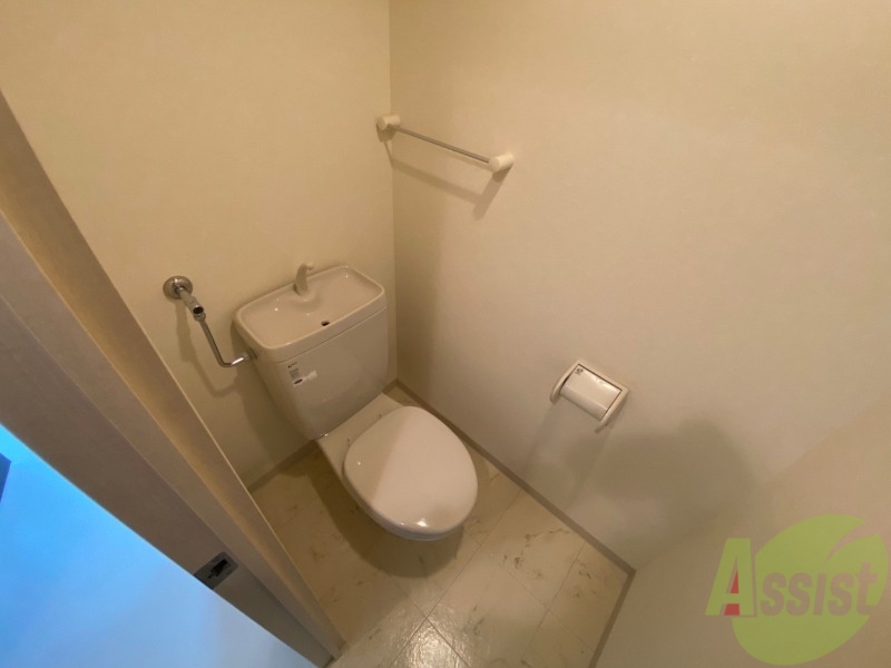 トイレ　トイレです。タオル掛けもついて便利ですね