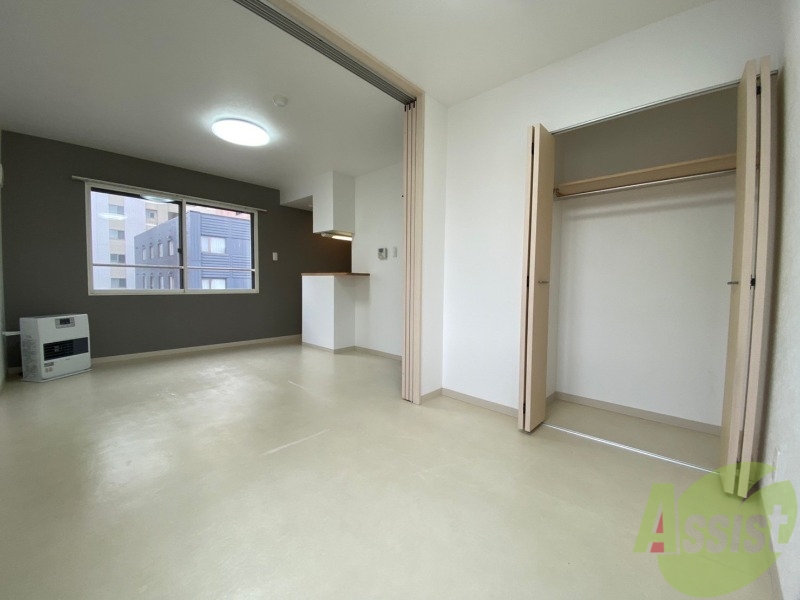 その他部屋・スペース　戸を閉めるとリビングと区切られた寝室にすることができますよ。