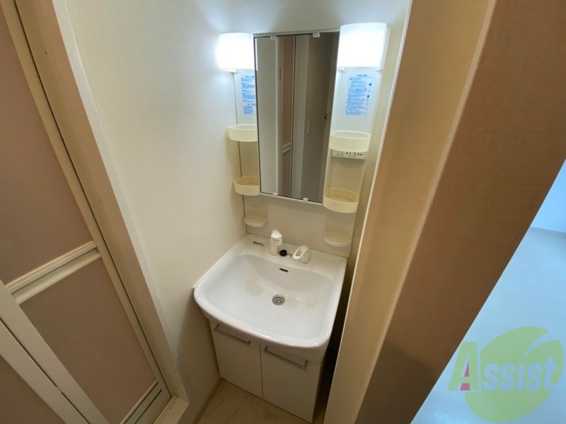 洗面設備　独立洗面台です。大きくてよいですね。シャンプーもできます。