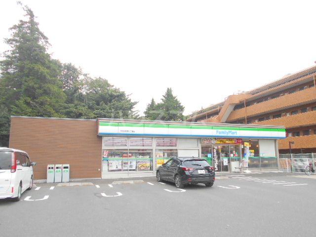 コンビニ　ファミリーマート中央林間西六丁目店（コンビニ）まで657m