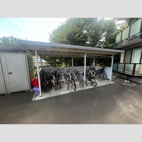 その他　屋根付き駐輪場完備です。