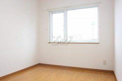 その他部屋・スペース　明るく、使い勝手の良さそうな洋室です
