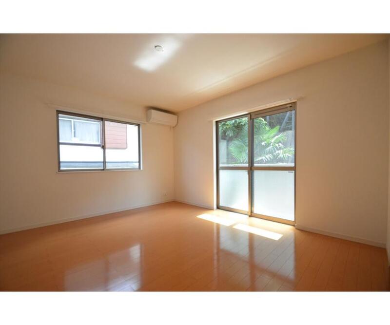 居室・リビング　2面採光の洋室♪