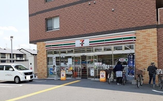 コンビニ　セブンイレブン様（コンビニ）まで350m
