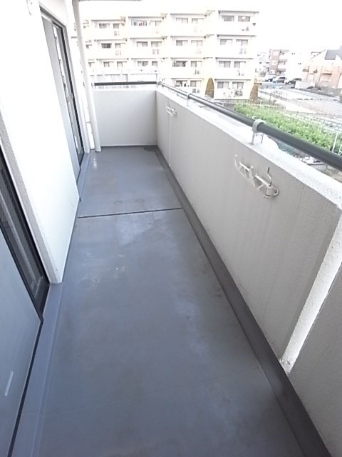 バルコニー　外からの目が気にならないバルコニーで洗濯物が干せます