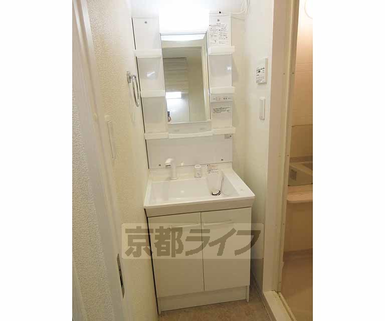 洗面設備　収納付きの洗面台です・