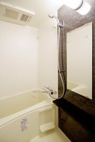 バス・シャワールーム　※写真は同じマンションの違う部屋のものになります。