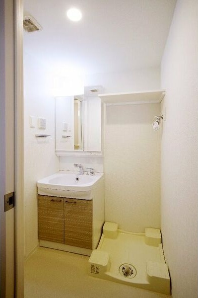 洗面設備　※写真は同じマンションの違う部屋のものになります。