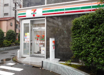 コンビニ　セブンイレブン 港区芝1丁目店（コンビニ）まで195m
