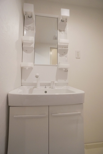 洗面設備　洗面台は洗髪洗面化粧台タイプ！おでかけ準備もラクラク☆