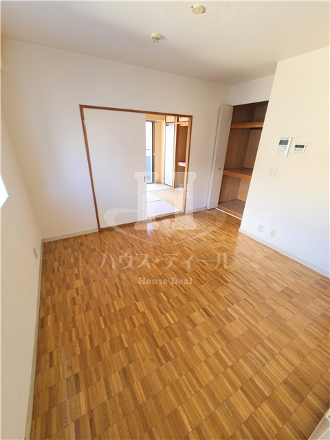 居室・リビング　明るい洋室です