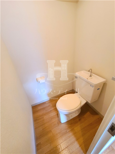 トイレ　落ち着いた色調のトイレです
