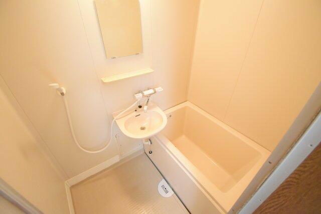 バス・シャワールーム　同物件別部屋参考写真です。