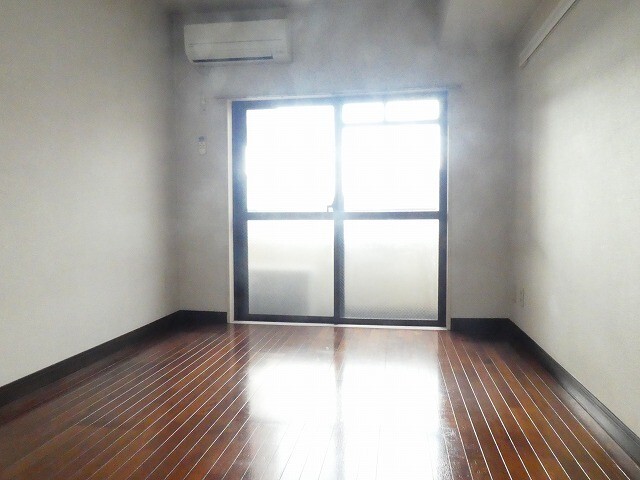 居室・リビング　同物件別室写真